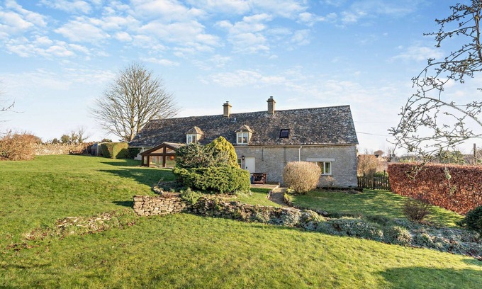Elkstone Cottage | Ivycroft Cottage - a cottage that sleeps 6 guests in 3 bedrooms