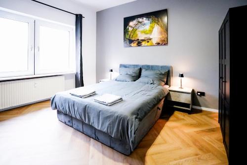 Hauptbahnhof House | J&JBermudaStay a Luxurious Double-Bedroom with a Private Bathroom and Shared Kitchen in Bochum Center-Bermuda3Eck