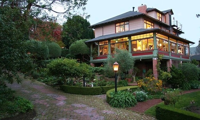 Monterey Bed & Breakfast | Jabberwock Inn