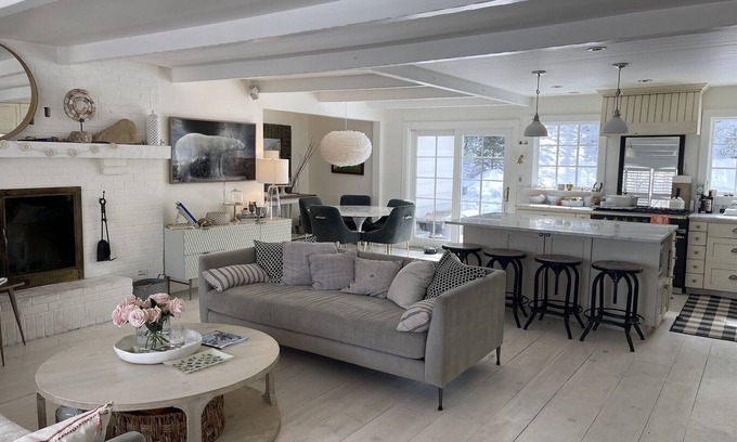 Jackson House | Jackson Family Retreat, walk to Everything, town Square, fenced yard, ebikes.