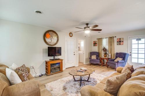 Tougaloo House | Jackson Home with Patio, 2 Grills and Ping-Pong Table!