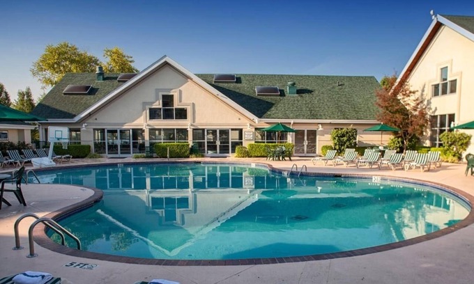 Branson Hotel | Jacuzzi Escape in Ozarks w/Full Kitchen & Balcony for Outdoor Dining | 3 Units