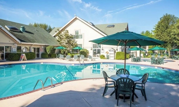 Branson Hotel | Jacuzzi + Fireplace in Getaway Minutes from Hiking & Local Hotspots | 3 Units