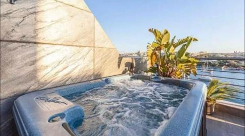 Sliema Apartment | Jacuzzi Luxury Seafront Sliema