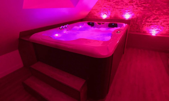 Petit Moisenay Apartment | Jade Cupid Suite.