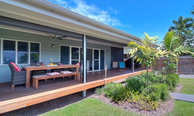 Newell House | Jalun BayunnFootsteps to the warm sands of Newell Beach - amazing family escape!