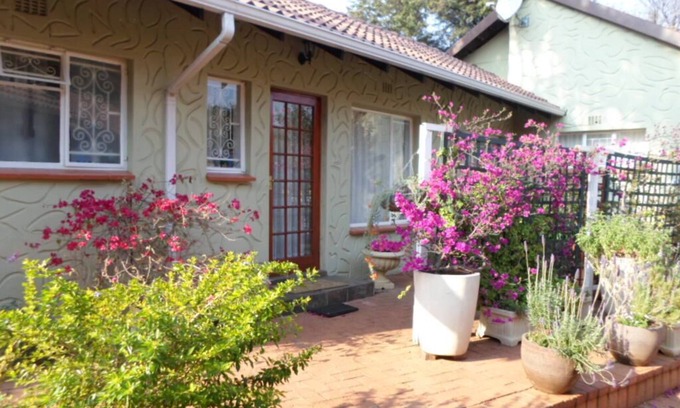Bedfordview House | JAMBAR B&B/SELF CATERING.