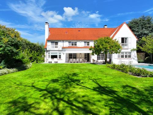 Het Zoute Villa | JAMES 83 - stunning luxury villa in Knokke le Zoute with large pool