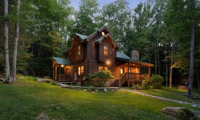 Thayerville House | Jamesons Cabin! 8 Minutes to Wisp, HotTub, FirePit, Pets, EV Chgr