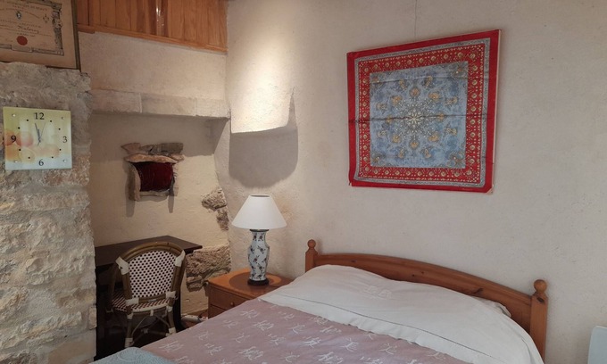 Carennac Bed & Breakfast | Jardin - SPA - Cour du Prieure - sur 50 m2 - Chambre et Attenant le Patio +spa