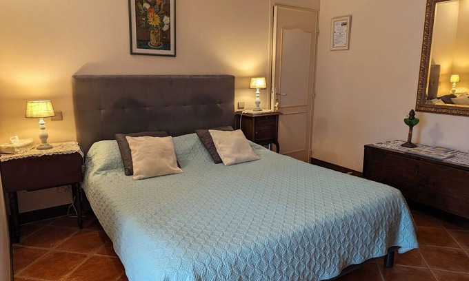 Tavers Bed & Breakfast | Jasmin Room with pool and parking in the heart of the Loire Valley