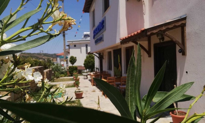Yenifoca Hotel | Jasmine Butik Pansiyon