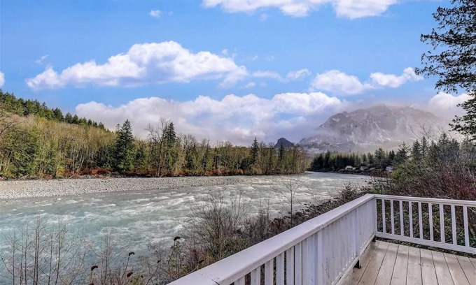 Gold Bar Cottage | Jaybird Retreat: 2 cozy cottages, riverfront & mountain views from hot tub