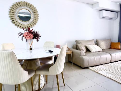 Mascot Apartment | JC Home - Free AC,Wifi and parking,Close Shopping and train