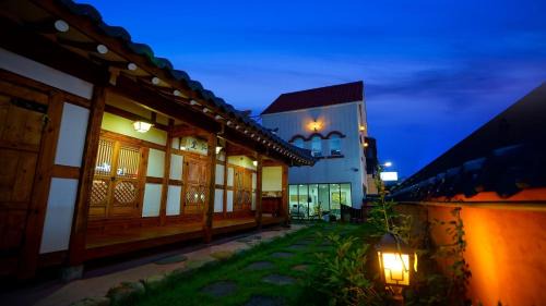 Jeonju House | Jeonju Deokindang and Soo House Pension
