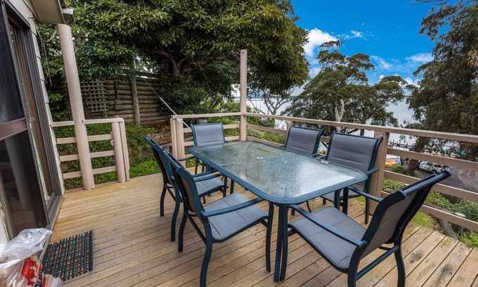 Nungurner House | Jetty View: Pelican Cabin - Feel a sense of nature in this rural environment
