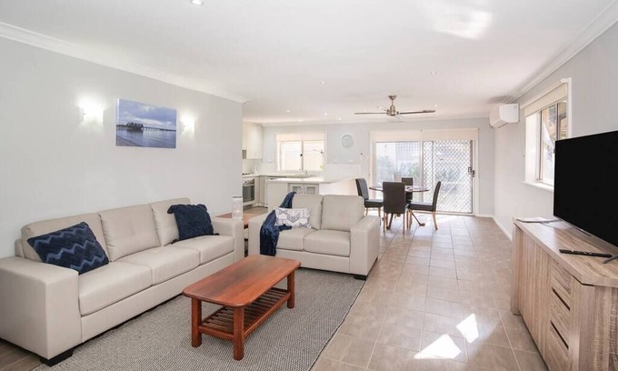 Busselton Villa | Jetty Views -100m to foreshore