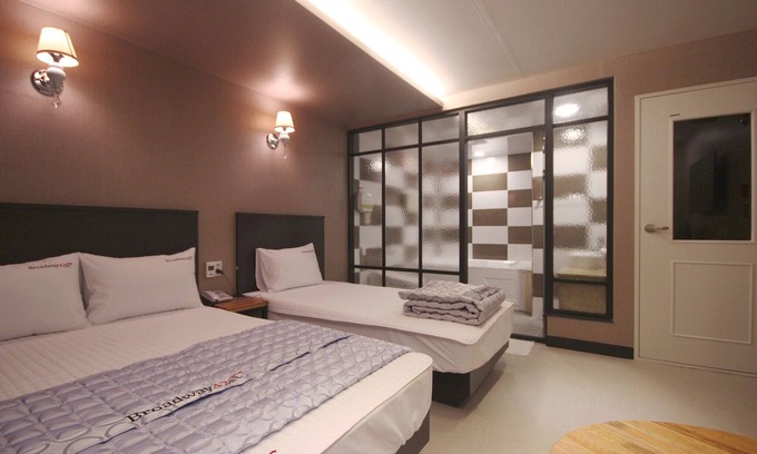 Jinju Hotel | Jinju Broadway 42nd Street