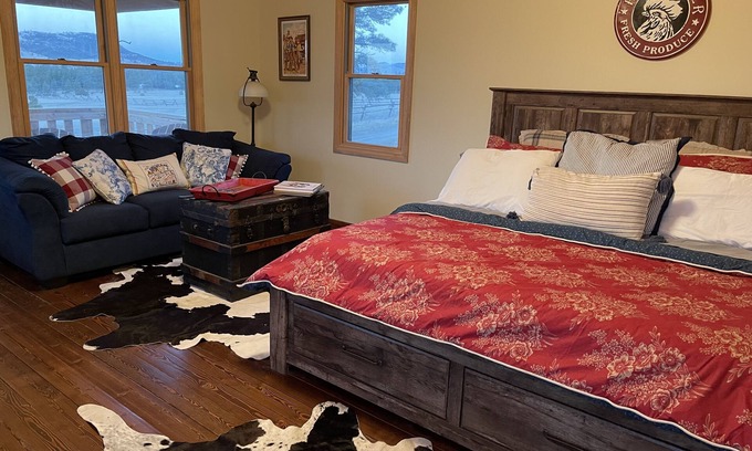 Helena Cabin | John Wayne Cabin.with incredible views!