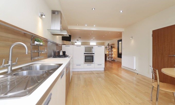 Leith Apartment | JOIVY Executive 2-Bed Apt With Stunning Roof Terraces
