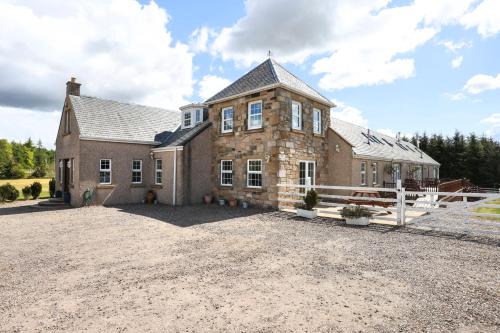 Kelty House | JOIVY Greenknowes Farmhouse with Hot Tub and Bar