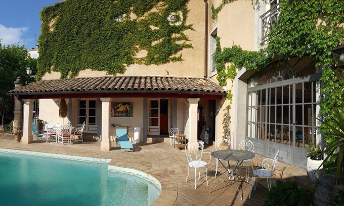 Plaissan Apartment | Joli Appartement en Bord de Piscine, Dans un Domaine Clos et Paisible