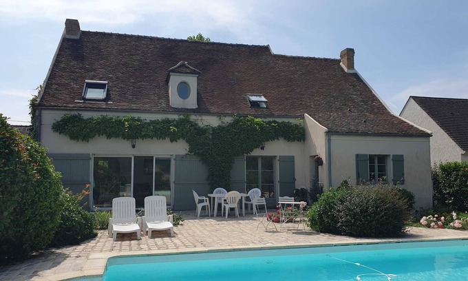 Dammartin-sur-Tigeaux House | Jolie Maison Haut de Gamme Avec Piscine Chauffée et Belle vue sur Nature