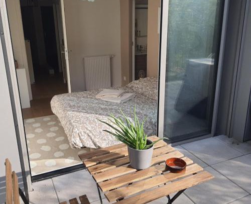 Capucins - Victoire House | Jolie suite parentale, chambre et salle d'eau, avec son coin de verdure à 5 minutes à pied du centre ville