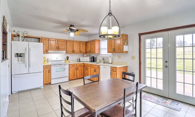 Jonesborough House | Jonesborough Country Feel close to everything in Johnson City! Mountain Views!