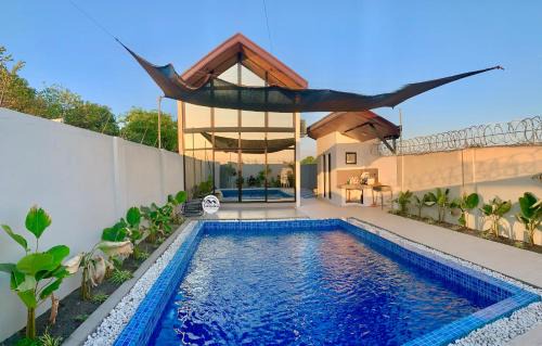 Bacolor Villa | Josh Cabin