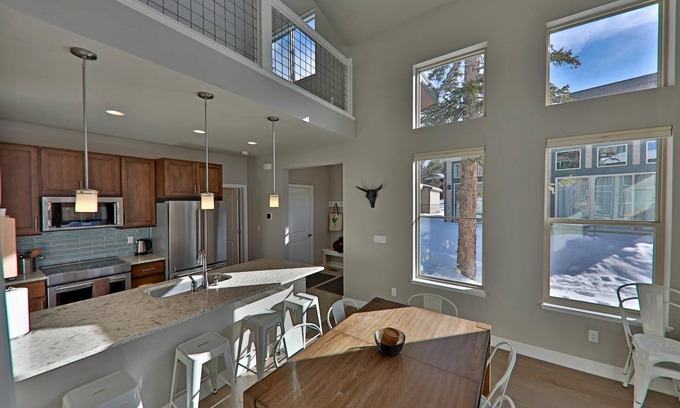Rendezvous Condo | Journey Way 2 Br In Rendezvous 2 Bedroom Townhouse by Redawning