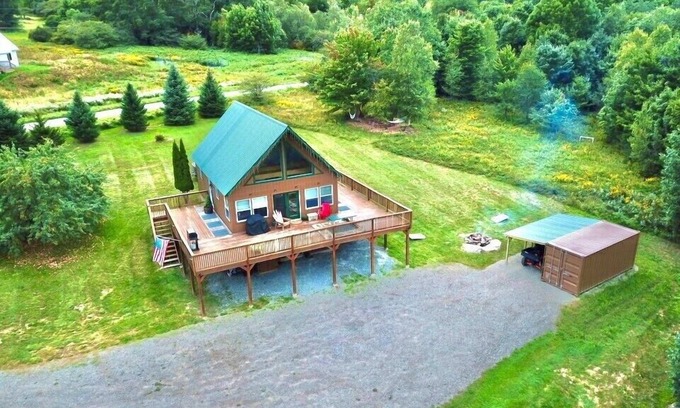 North Troy House | Journeys End Chalet - Minutes to Jay Peak!