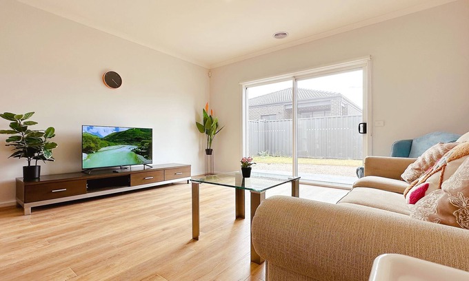 Manor Lakes House | Jubilee Home/Spacious Bedrooms/Comfy Beds/Smart TV