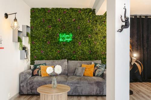 Saintes Apartment | Jungle Saintaise - Coeur de ville, Calme, Tv 4K, Fibre, Netflix, Parking Surveillé Qpark 150m