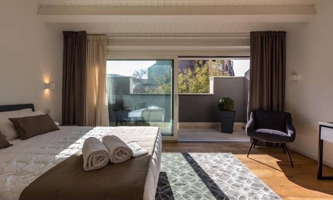 Catania City Centre Apartment | Junior Suite with Terrace - A wisp of smoke