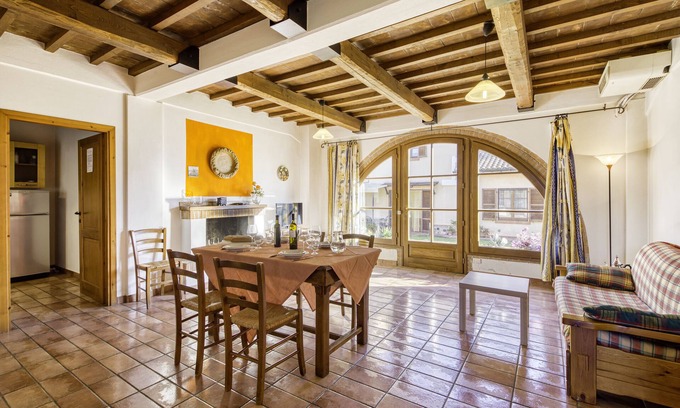 Castiglione del Lago Apartment | Juniper apt with shared pool family fun, Castiglione del Lago, Italy