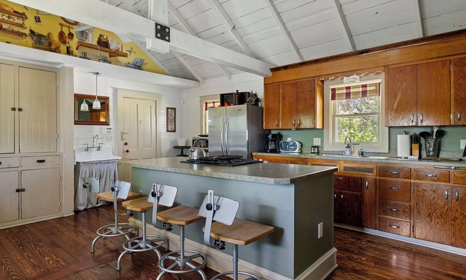 Three Oaks House | Juniper Presents: The Fourth Oak, Steps to, Journeyman, Downtown & Parks