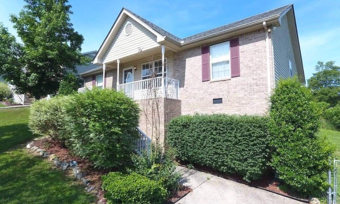 Millersville House | Just 20 minutes to Nashville, with a fenced yard included