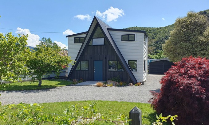 Waikawa Bay House | Just 3 minutes walk from the marina this Family getaway also has a Games room!