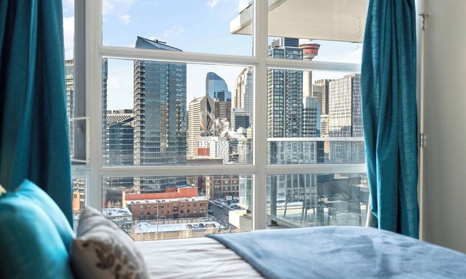 Victoria Park Apartment | Just 5 Minutes from Scotiabank arena! with parking