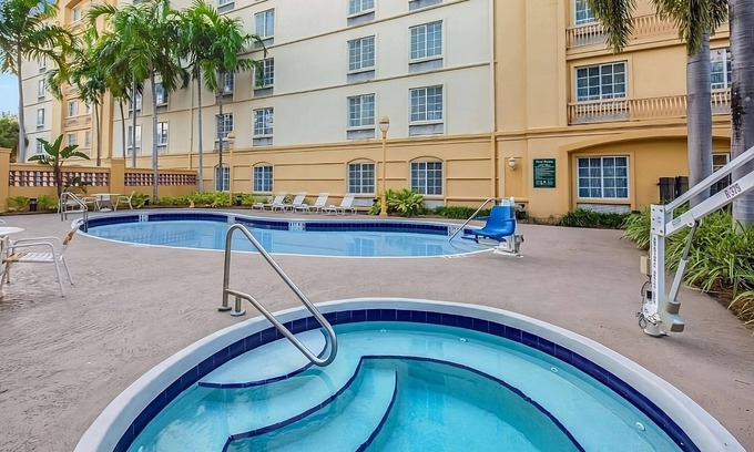 Doral Hotel | Just What You Were Looking For! 2 Relaxing Units, Free Parking, Pools