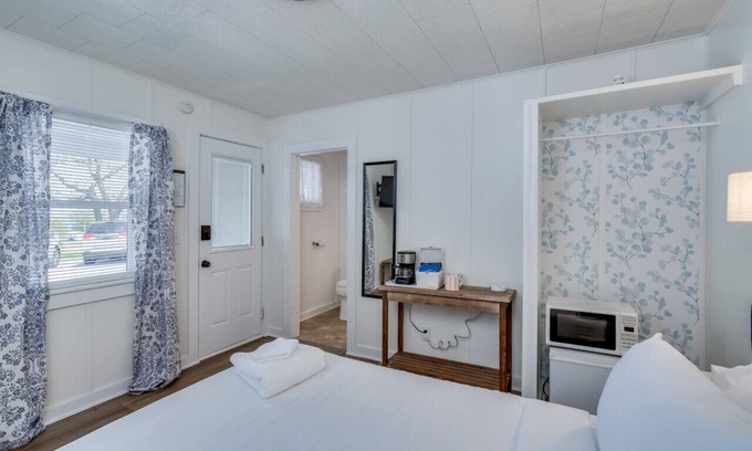 Clayton Apartment | K's Motel with Stunning St. Lawrence River Views - Room 6