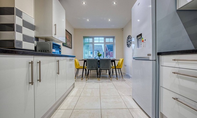 Yardley House | K Suites - Central 3 bed House w/free parking and Wi-Fi