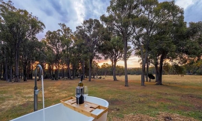 Kangaroo Gully Ski Chalet | Kaarta - Where Sunsets Ignite the Soul. Named for its hilltop majesty (Noongar for "scarp"), unveils a panorama that steals your breath.