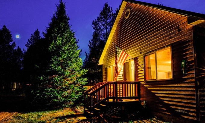 Island Park Cabin | KABINO: FirePit Grill SmartTV WiFi Washer Dryer