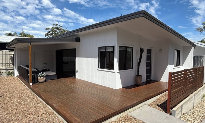 Charlestown Apartment | Kahibah Guesthouse - 2 bedroom studio with aircon, wifi & outdoor area