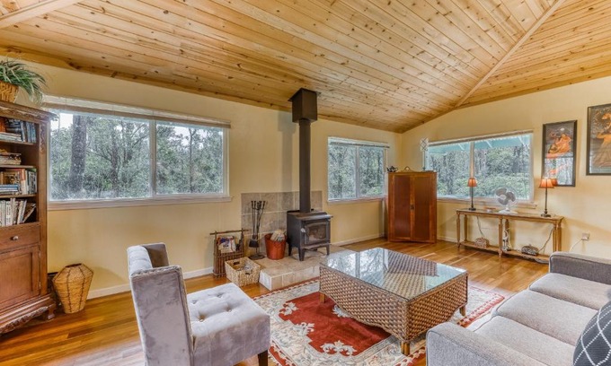 Mountain View House | Kahu 'lo - Guardian Hawk