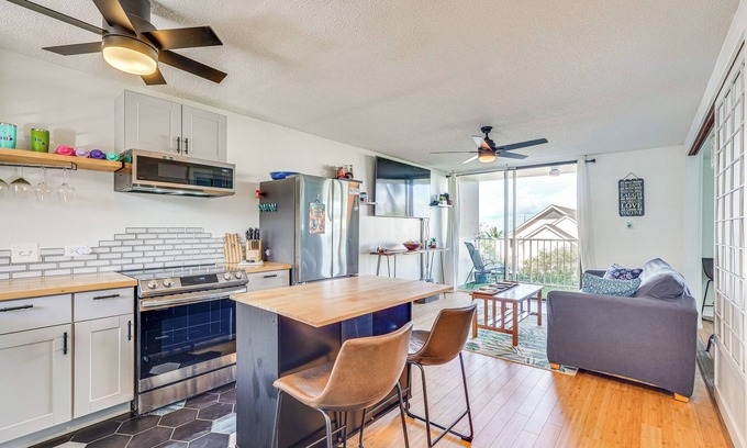 Historic Kailua Village Condo | Kailua-Kona Condo w/Balcony: Walk to the Beach!