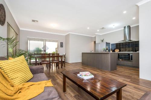 Jane Brook House | KALB8 - Family Friendly 4BR Home