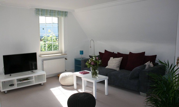 Eyendorf Apartment | Kalvill 3 Z. DG Luxury Apt for 1-3 pers, 68 sqm, 2 bedrooms, fitted kitchen, bathroom, internet, garden